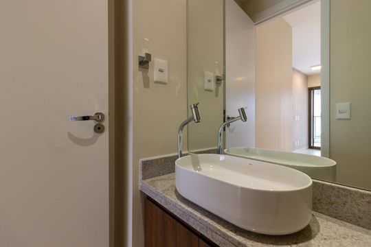 Comprar apartamento com 2 quartos, varanda e pets permitidos. — Lavabo