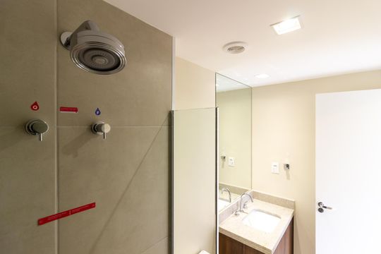 Comprar apartamento com 2 quartos, varanda e pets permitidos. — Banheiro da Suíte 2