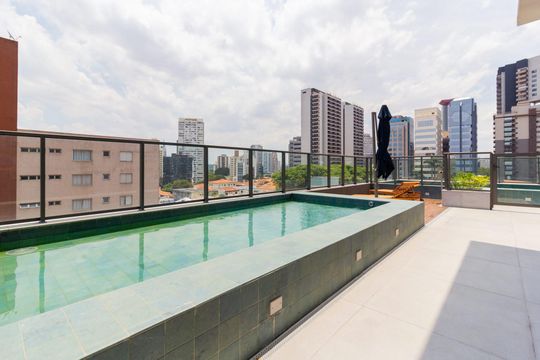 Comprar apartamento com 2 quartos, varanda e pets permitidos. — Área comum - Piscina