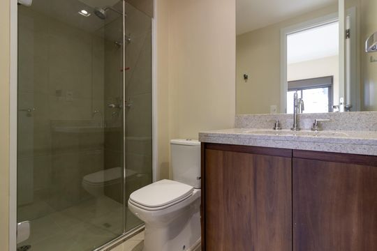 Comprar apartamento com 2 quartos, varanda e pets permitidos. — Banheiro da Suíte 2