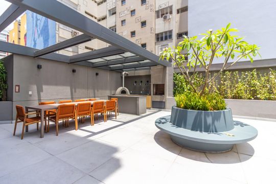 Comprar apartamento com 2 quartos, varanda e pets permitidos. — Área comum - Churrasqueira