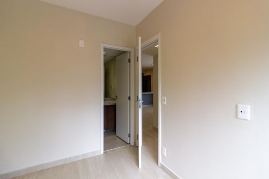 Comprar apartamento com 2 quartos, varanda e pets permitidos. — Suíte 2