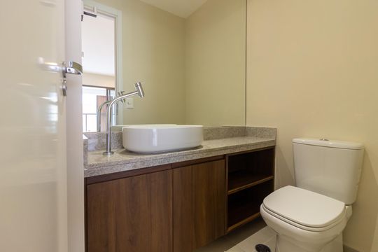 Comprar apartamento com 2 quartos, varanda e pets permitidos. — Lavabo