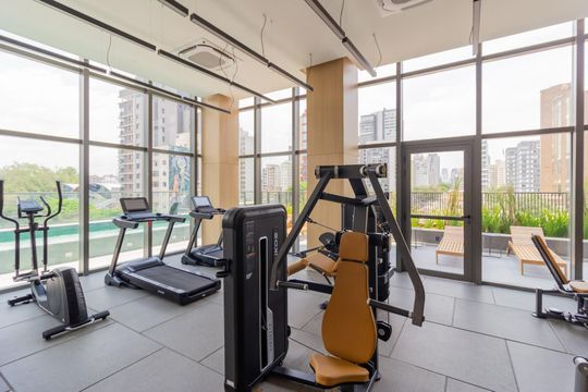 Comprar apartamento com 2 quartos, varanda e pets permitidos. — Área comum - Academia