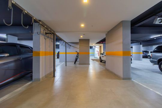 Comprar apartamento com 2 quartos, varanda e pets permitidos. — Área Comum - Bicicletarrio