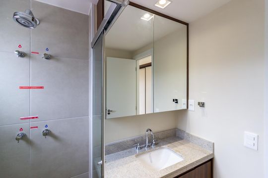 Comprar apartamento com 2 quartos, varanda e pets permitidos. — Banheiro da Suíte 1