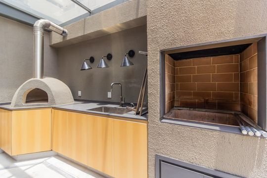 Comprar apartamento com 2 quartos, varanda e pets permitidos. — Área comum - Churrasqueira