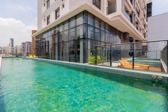 Comprar apartamento com 2 quartos, varanda e pets permitidos. — Área comum - Piscina