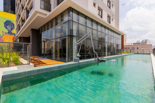 Comprar apartamento com 2 quartos, varanda e pets permitidos. — Área comum - Piscina