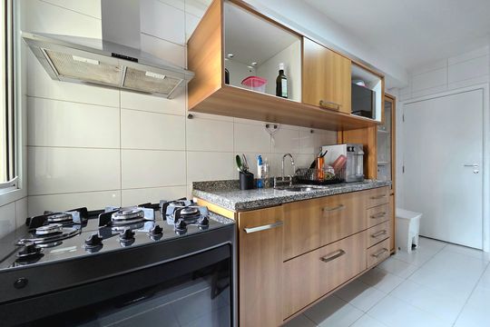 Venda de apartamento mobiliado na Vila Olímpia com 3 quartos, piscina e academia no condomínio. — Cozinha