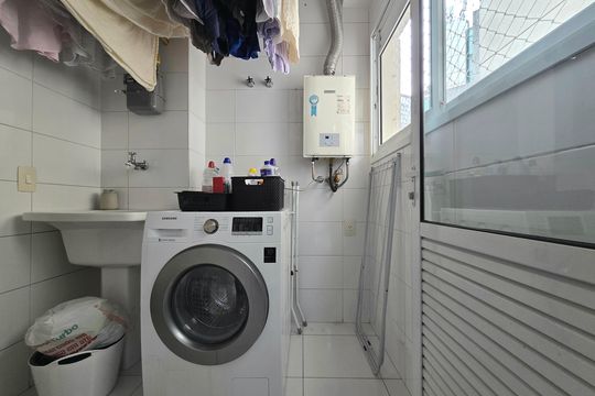 Venda de apartamento mobiliado na Vila Olímpia com 3 quartos, piscina e academia no condomínio. — Área de Serviço