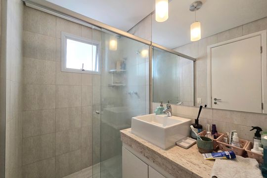 Venda de apartamento mobiliado na Vila Olímpia com 3 quartos, piscina e academia no condomínio. — Banheiro da Suíte