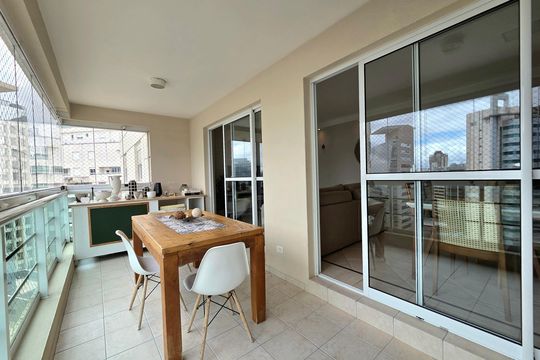 Venda de apartamento mobiliado na Vila Olímpia com 3 quartos, piscina e academia no condomínio. — Varanda