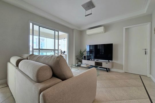 Venda de apartamento mobiliado na Vila Olímpia com 3 quartos, piscina e academia no condomínio. — Sala