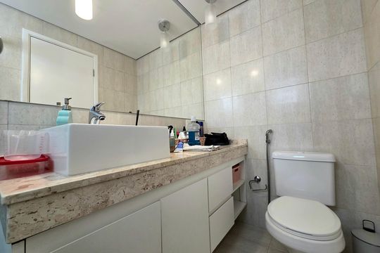 Venda de apartamento mobiliado na Vila Olímpia com 3 quartos, piscina e academia no condomínio. — Banheiro da Suíte