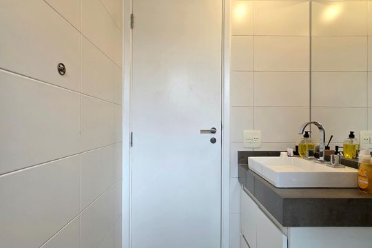 Venda de apartamento mobiliado na Vila Olímpia com 3 quartos, piscina e academia no condomínio. — Banheiro Social