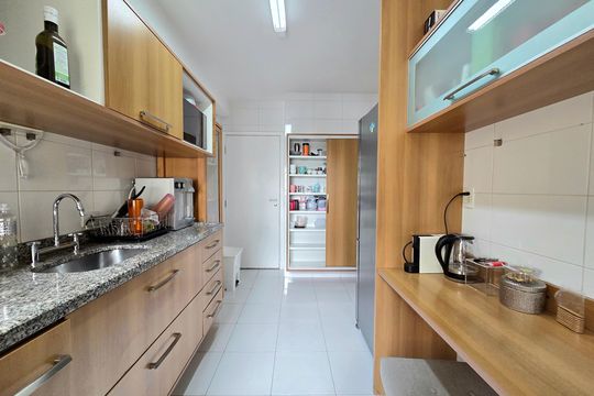 Venda de apartamento mobiliado na Vila Olímpia com 3 quartos, piscina e academia no condomínio. — Cozinha