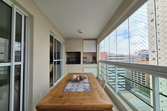 Venda de apartamento mobiliado na Vila Olímpia com 3 quartos, piscina e academia no condomínio. — Varanda