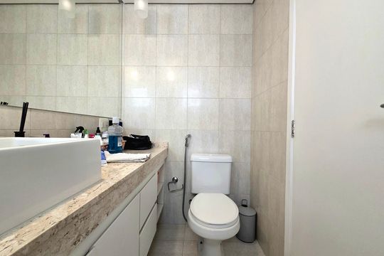 Venda de apartamento mobiliado na Vila Olímpia com 3 quartos, piscina e academia no condomínio. — Banheiro da Suíte