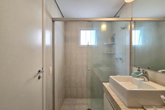 Venda de apartamento mobiliado na Vila Olímpia com 3 quartos, piscina e academia no condomínio. — Banheiro da Suíte