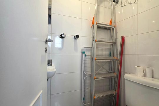 Venda de apartamento mobiliado na Vila Olímpia com 3 quartos, piscina e academia no condomínio. — Banheiro de serviço