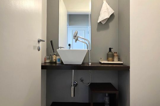Venda de apartamento mobiliado na Vila Olímpia com 3 quartos, piscina e academia no condomínio. — Lavabo