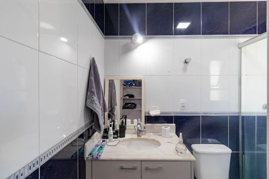 Venda de apartamento em Perdizes com 2 quartos e varanda. — Banheiro da Suíte 1