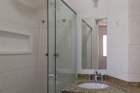 Venda de apartamento em Perdizes com 2 quartos e varanda. — Banheiro da Suíte 2