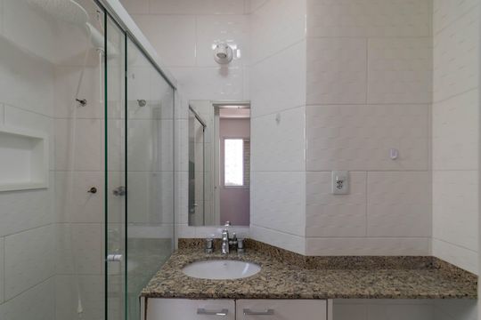 Venda de apartamento em Perdizes com 2 quartos e varanda. — Banheiro da Suíte 2