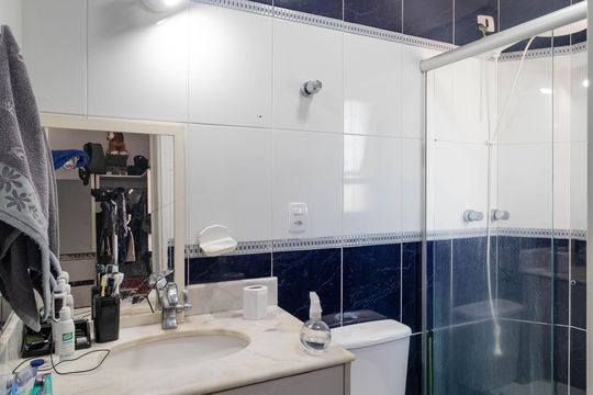 Venda de apartamento em Perdizes com 2 quartos e varanda. — Banheiro da Suíte 1