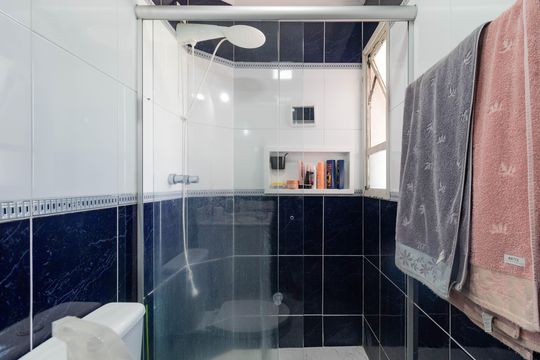 Venda de apartamento em Perdizes com 2 quartos e varanda. — Banheiro da Suíte 1
