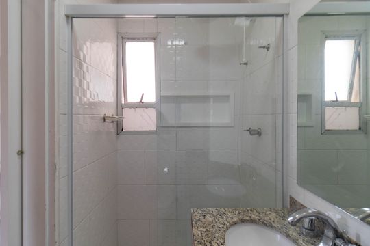 Venda de apartamento em Perdizes com 2 quartos e varanda. — Banheiro da Suíte 2