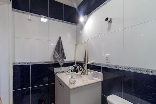 Venda de apartamento em Perdizes com 2 quartos e varanda. — Banheiro da Suíte 1