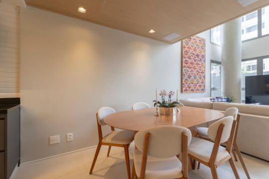 Comprar apartamento mobiliado em Indianópolis com 2 quartos e piscina. Aceitam animais. — Sala de Jantar