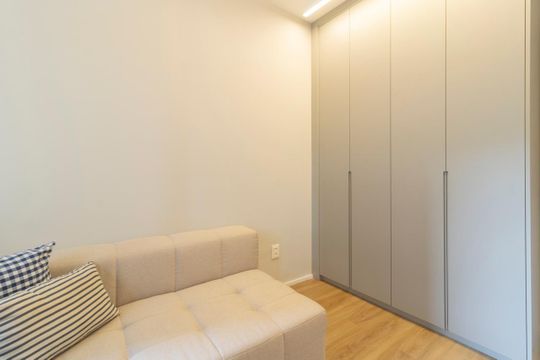 Comprar apartamento mobiliado em Indianópolis com 2 quartos e piscina. Aceitam animais. — Quarto Suíte 2
