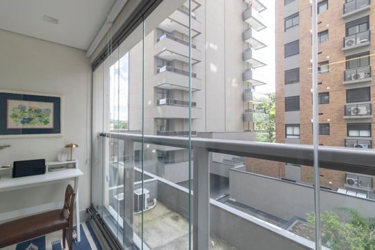 Comprar apartamento mobiliado em Indianópolis com 2 quartos e piscina. Aceitam animais. — Varanda da Suíte 1