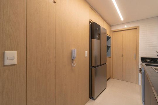 Comprar apartamento mobiliado em Indianópolis com 2 quartos e piscina. Aceitam animais. — Cozinha