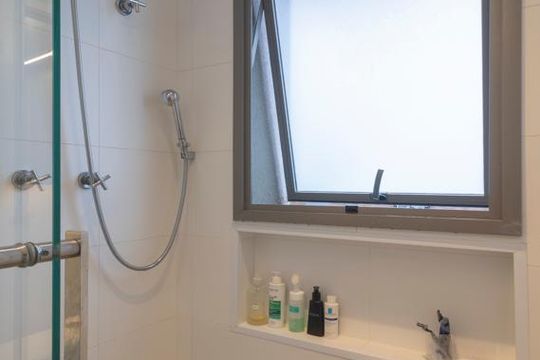 Comprar apartamento mobiliado em Indianópolis com 2 quartos e piscina. Aceitam animais. — Banheiro da Suíte 2