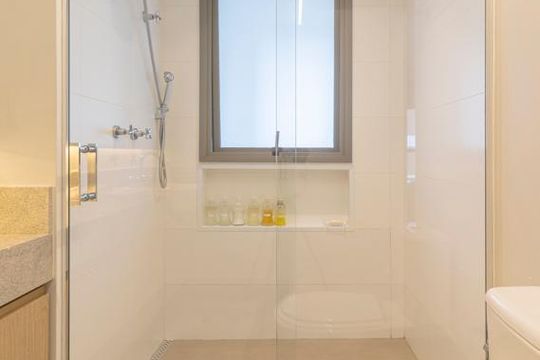 Comprar apartamento mobiliado em Indianópolis com 2 quartos e piscina. Aceitam animais. — Banheiro da Suíte 1