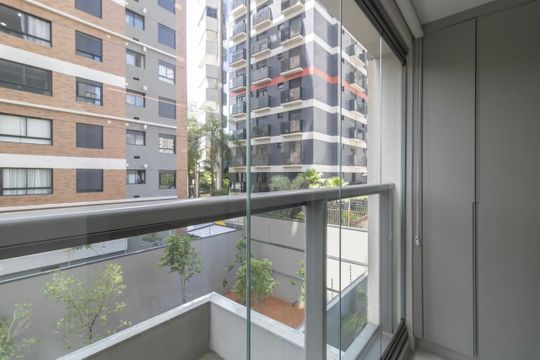 Comprar apartamento mobiliado em Indianópolis com 2 quartos e piscina. Aceitam animais. — Varanda da Suíte 1
