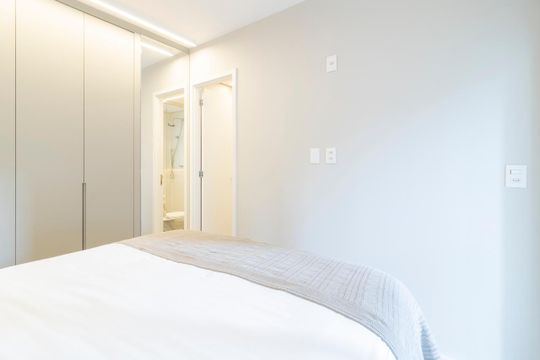Comprar apartamento mobiliado em Indianópolis com 2 quartos e piscina. Aceitam animais. — Quarto Suíte 1