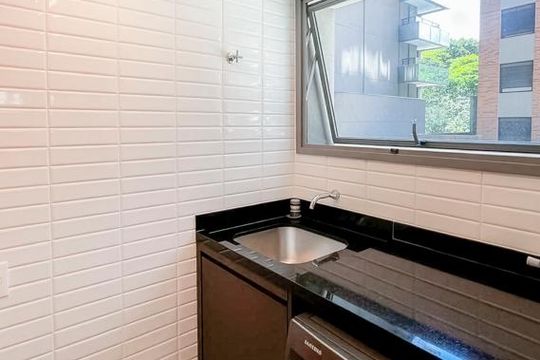 Comprar apartamento mobiliado em Indianópolis com 2 quartos e piscina. Aceitam animais. — Área de Serviço
