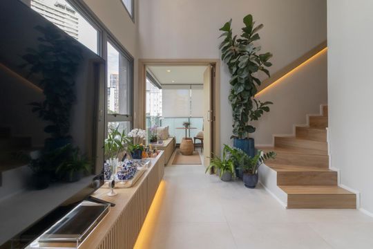 Comprar apartamento mobiliado em Indianópolis com 2 quartos e piscina. Aceitam animais. — Sala
