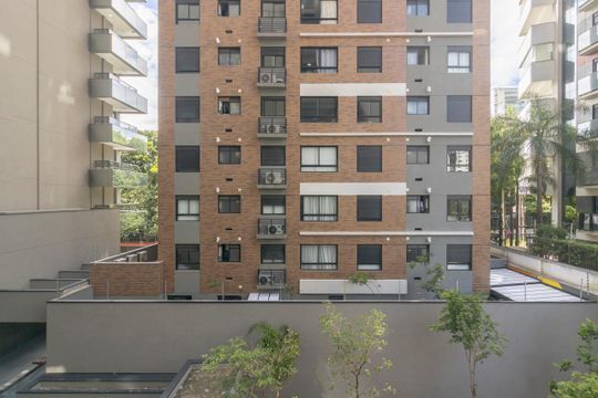 Comprar apartamento mobiliado em Indianópolis com 2 quartos e piscina. Aceitam animais. — Varanda da Suíte 1