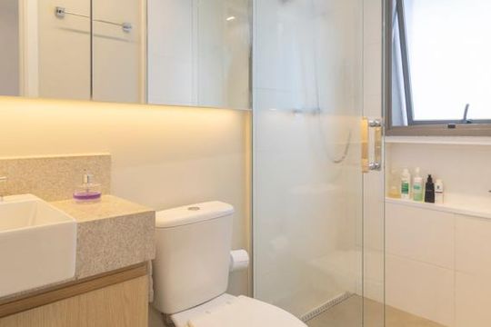 Comprar apartamento mobiliado em Indianópolis com 2 quartos e piscina. Aceitam animais. — Banheiro da Suíte 2