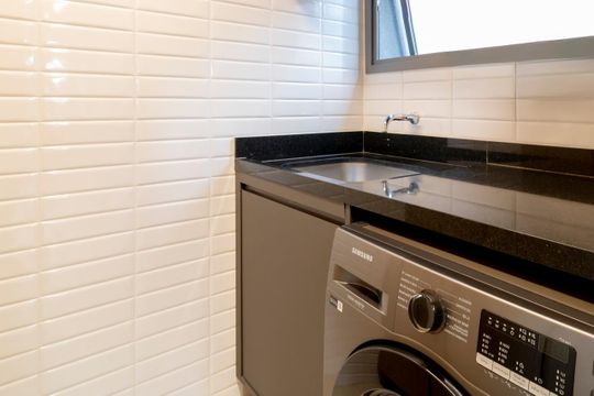 Comprar apartamento mobiliado em Indianópolis com 2 quartos e piscina. Aceitam animais. — Área de Serviço