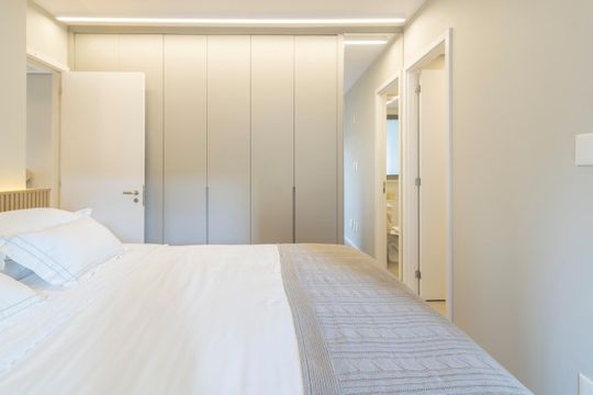 Comprar apartamento mobiliado em Indianópolis com 2 quartos e piscina. Aceitam animais. — Quarto Suíte 1