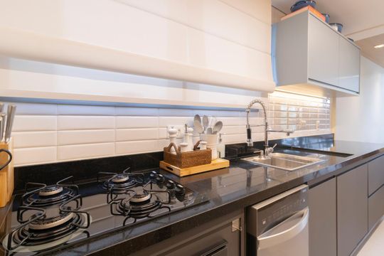 Comprar apartamento mobiliado em Indianópolis com 2 quartos e piscina. Aceitam animais. — Cozinha