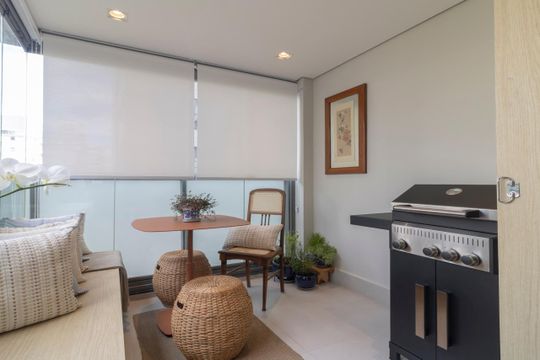 Comprar apartamento mobiliado em Indianópolis com 2 quartos e piscina. Aceitam animais. — Varanda