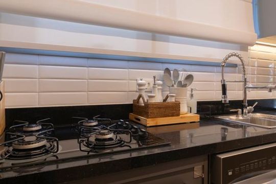 Comprar apartamento mobiliado em Indianópolis com 2 quartos e piscina. Aceitam animais. — Cozinha